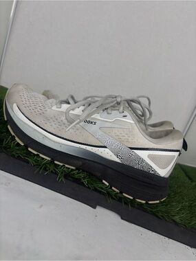 Brooks Trace 3 White Oyster Black Women's Size 7.5 Running 1204011B191